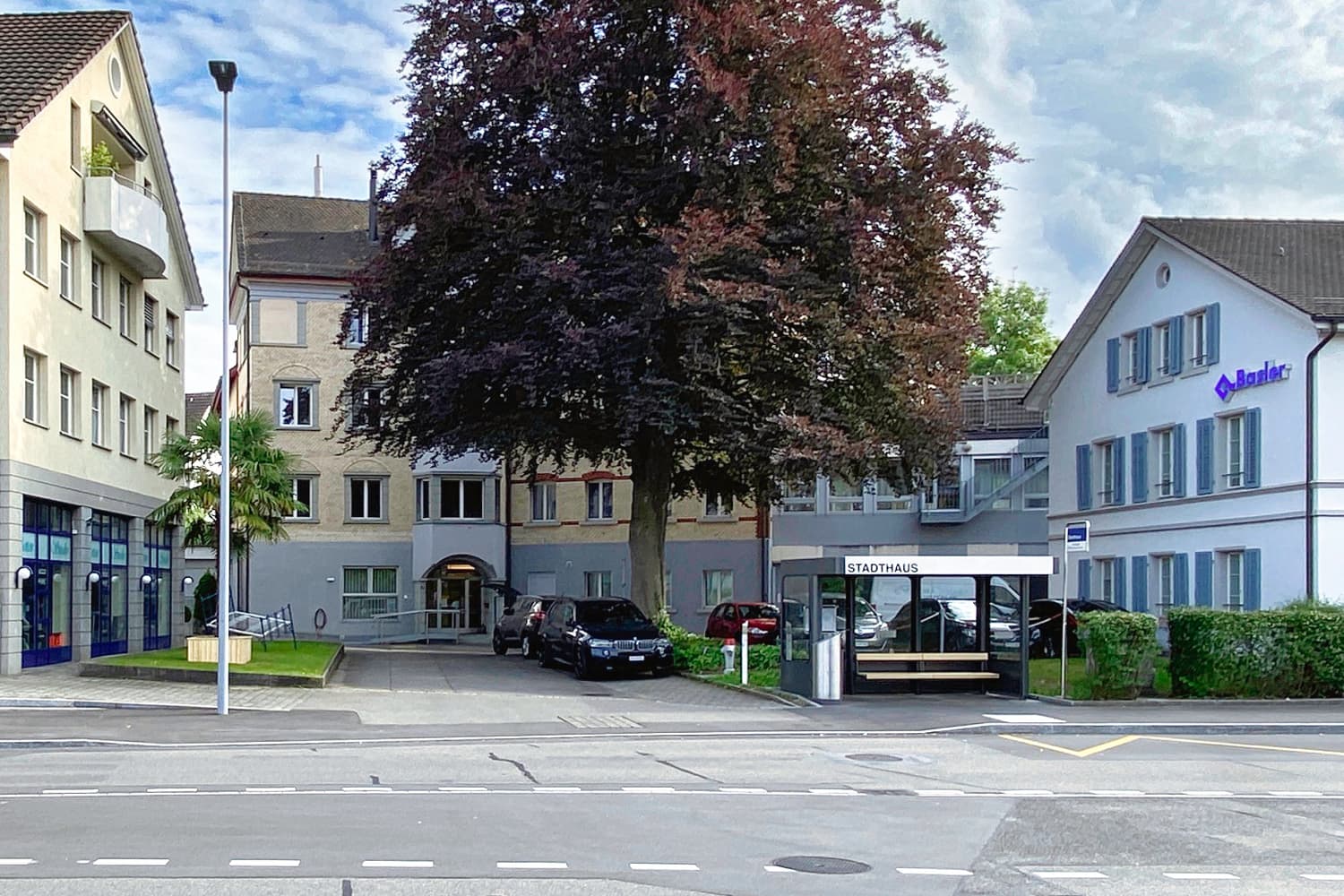 Uster Buslinie 845 Bushaltestelle Stadthaus direkt rechts neben der Praxis