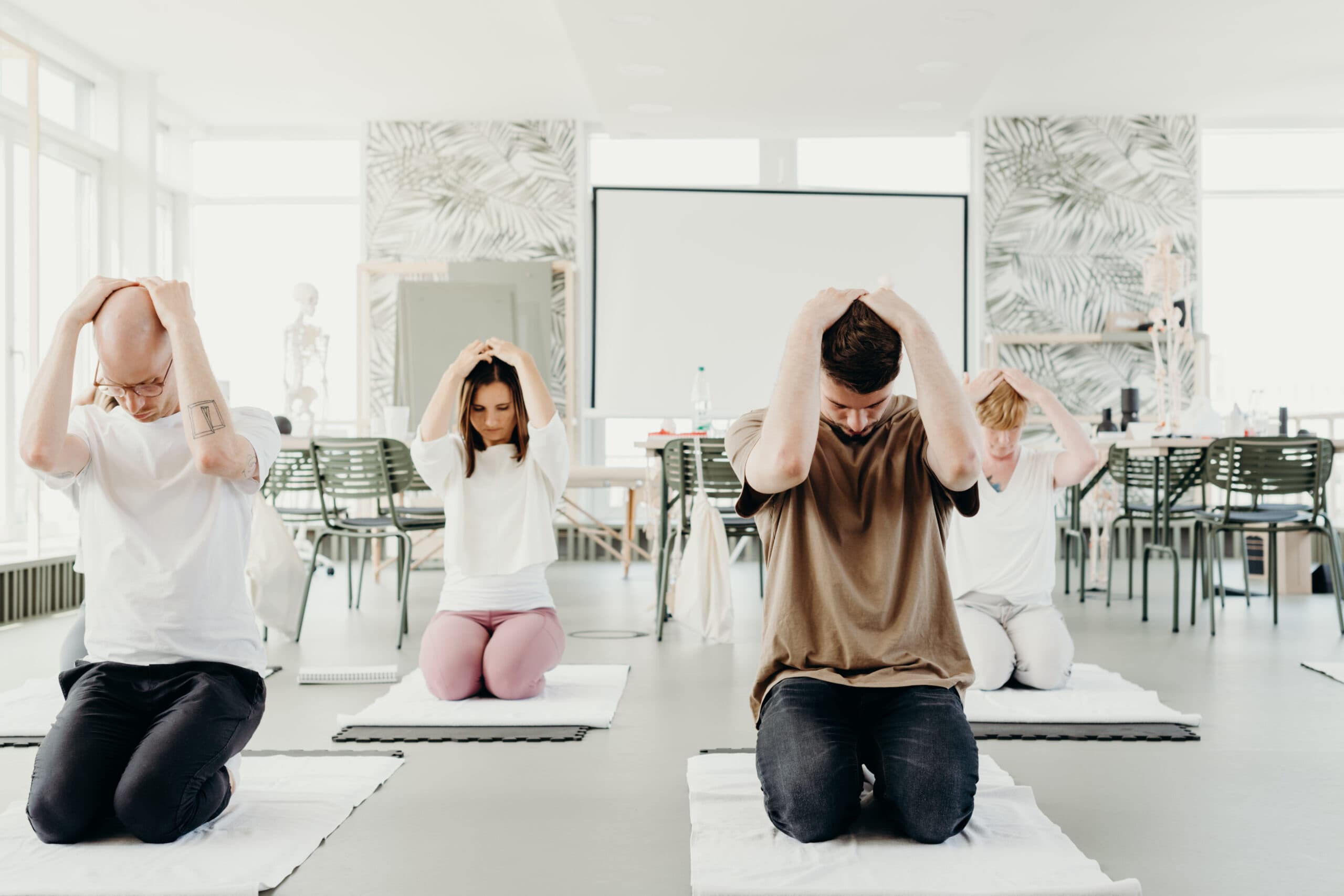 Schulung für Schmerztherapie nach Liebscher & Bracht: Auszubildende praktizieren Engpassdehnung